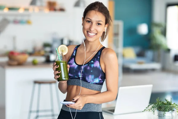 Portrait Smiling Sporty Woman Listening Music Session Exercises Kitchen Home — Stock Photo, Image