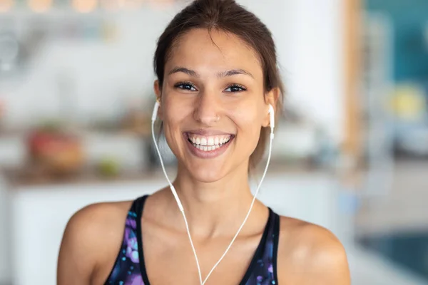 Portrait Smiling Sporty Woman Listening Music Session Exercises Kitchen Home — Stock Photo, Image