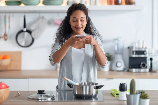 Tiro Feliz Jovem Afro Americana Cozinhar Comida Saudável Enquanto Tira — Fotografia de Stock