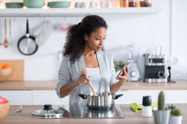 Prise Vue Une Jeune Femme Afro Américaine Confiante Cuisinant Des — Photo