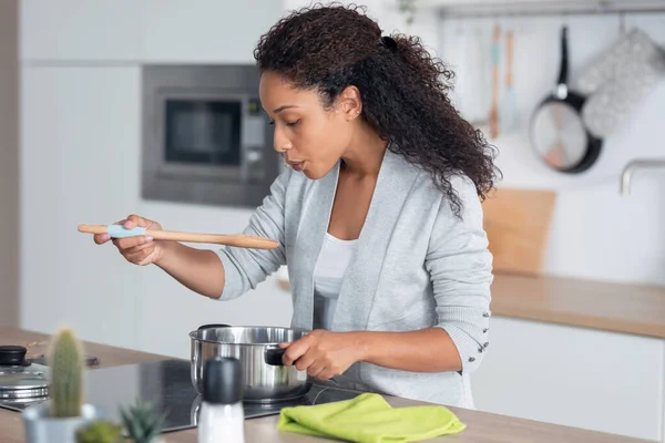 Tiros Concentrada Jovem Afro Americana Cozinhar Alimentos Saudáveis Caçarola Cozinha — Fotografia de Stock
