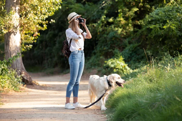 Фотография Молодой Фотолюбительницы Фотографирующей Пейзаж Время Прогулки Собакой Парке — стоковое фото