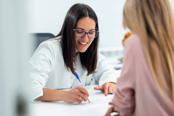 Colpo Bella Giovane Donna Nutrizionista Spiegando Suo Paziente Ladieta Che — Foto Stock