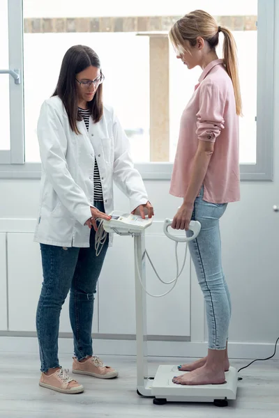 Aufnahme Der Schönen Jungen Ernährungsberaterin Beim Wiegen Und Messen Seiner — Stockfoto