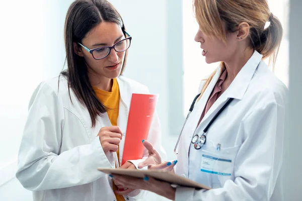 Tourné Deux Belles Jeunes Femmes Médecins Qui Parlent Tout Tenant — Photo