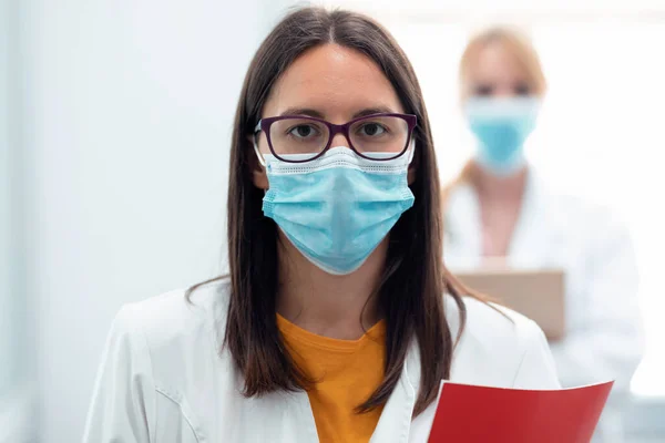 Portrait Professional Young Female Doctor Medical Mask Looking Camera Hospital — Stock Photo, Image