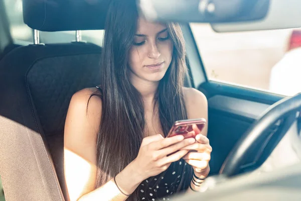 Портрет Красивой Молодой Женщины Отправляющей Сообщения Мобильного Телефона Машине — стоковое фото