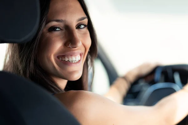 Retrato Bela Jovem Mulher Dirigindo Carro Enquanto Sorri Para Câmera — Fotografia de Stock