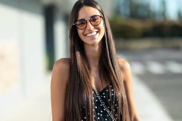 Retrato Una Hermosa Joven Sonriendo Mientras Mira Cámara Pie Calle —  Fotos de Stock