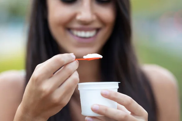 Close Beautiful Young Woman Smiling While Eating Ice Cream Standing — Stock Photo, Image