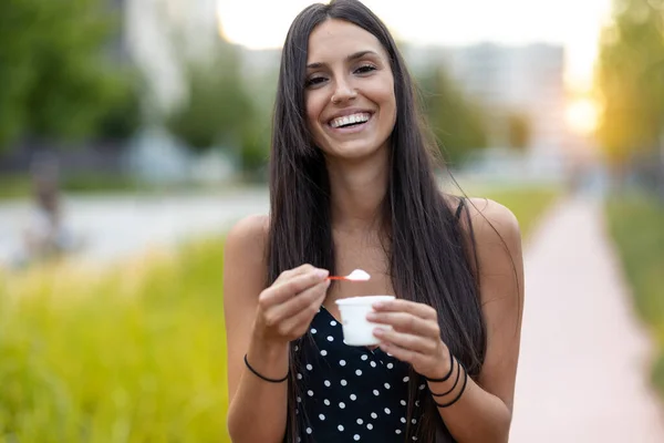 Schot Van Mooie Jonge Vrouw Lachend Terwijl Een Ijsje Straat — Stockfoto