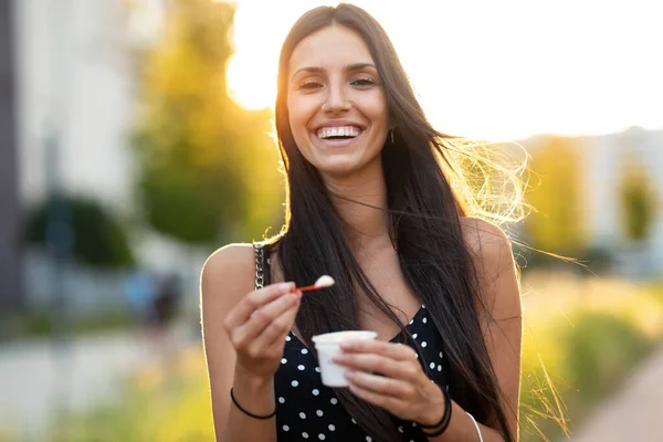 Tiro Hermosa Joven Sonriendo Mientras Come Helado Pie Calle —  Fotos de Stock