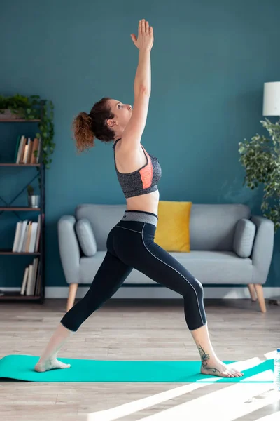 Çekici Genç Sportif Bir Kadının Evdeki Oturma Odasında Hipopresif Egzersiz — Stok fotoğraf