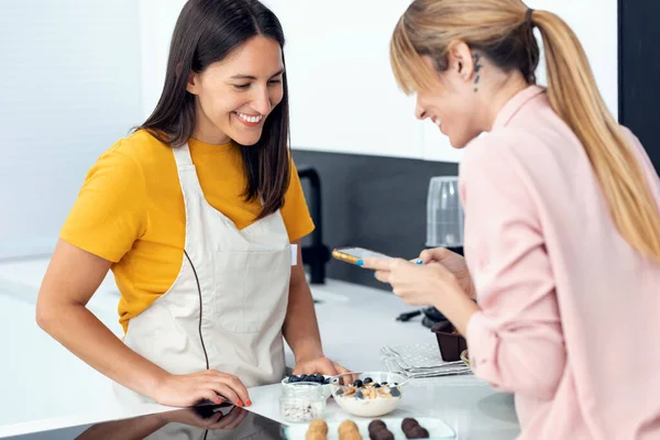 Foto Una Joven Hermosa Mujer Tomando Una Foto Los Platos — Foto de Stock