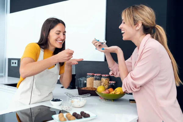 Schot Van Twee Mooie Vrouwen Die Gezonde Gerechten Proeven Die — Stockfoto