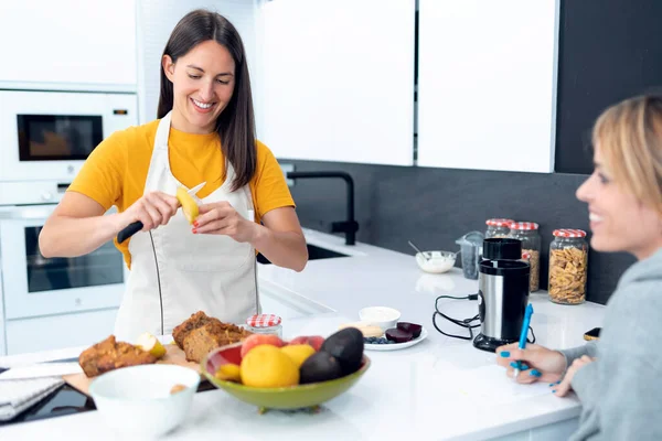 Tourné Jeune Femme Nutritionniste Heureuse Épluchant Des Fruits Pour Préparer — Photo