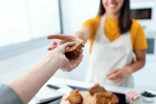 Närbild Leende Ung Näringskvinna Som Ger Bit Morotskaka Till Sin — Stockfoto