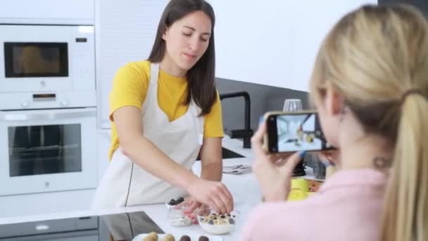 Video Una Mujer Joven Grabando Video Joven Nutricionista Profesional Mientras — Vídeos de Stock