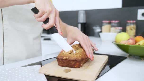 Video Giovani Mani Nutrizioniste Che Tagliano Torta Carote Piccoli Pezzi — Video Stock