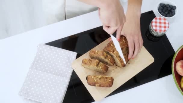 Vidéo Jeunes Mains Nutritionnistes Coupant Gâteau Aux Carottes Petits Morceaux — Video