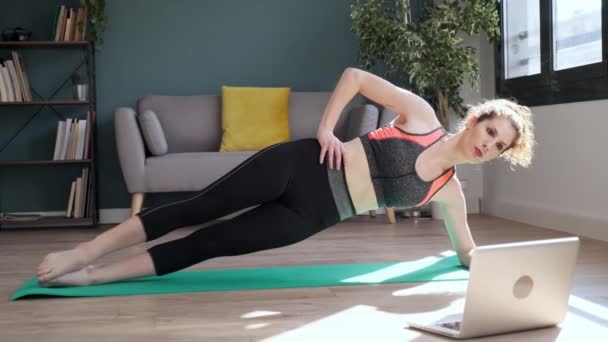 Vídeo Jovem Desportiva Confiante Fazendo Exercícios Hipopressivos Após Aulas Ginástica — Vídeo de Stock