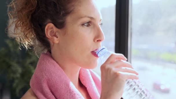 Video Sporty Young Woman Drinking Water Hypopressive Exercises While Looking — Stock Video