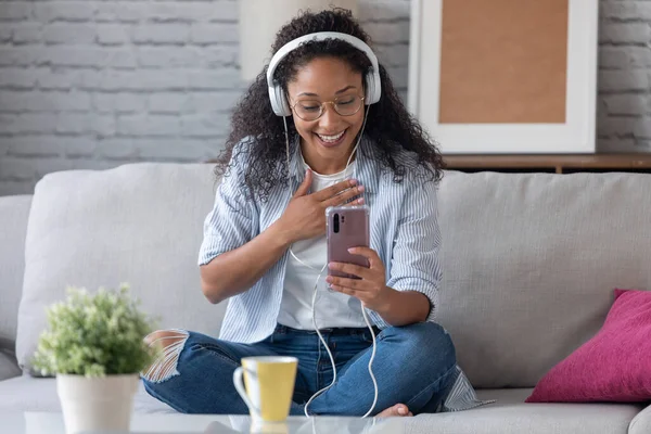 Fotografía Una Hermosa Mujer Joven Teniendo Una Conversación Video Con — Foto de Stock