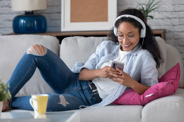 Foto Una Hermosa Mujer Joven Escuchando Música Con Auriculares Mientras — Foto de Stock