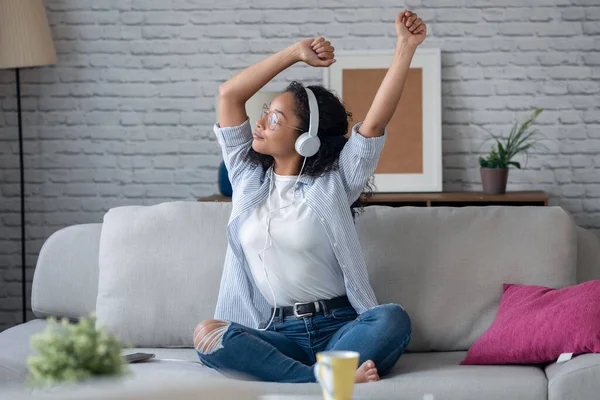 Tiro Moça Motivada Ouvindo Música Com Smartphone Enquanto Sentada Sofá — Fotografia de Stock