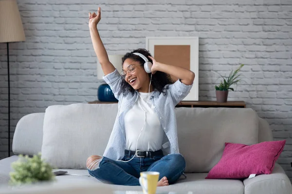 Tiro Moça Motivada Ouvindo Música Com Smartphone Enquanto Sentada Sofá — Fotografia de Stock