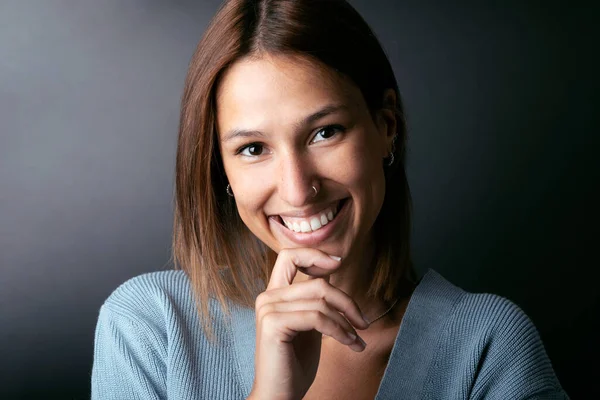 Portret Van Mooie Jonge Gelukkig Vrouw Glimlachen Terwijl Het Kijken — Stockfoto