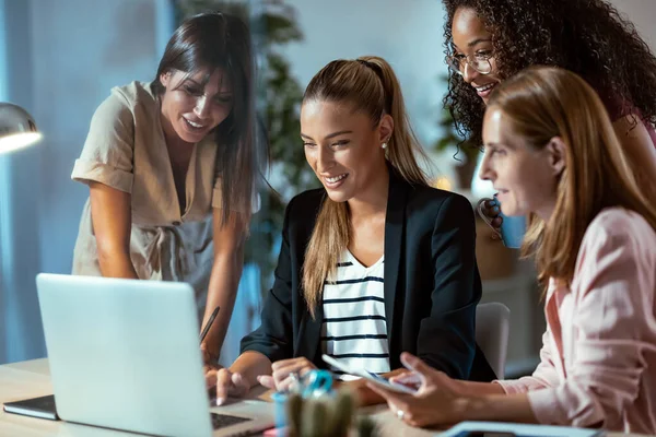 Scatto Quattro Donne Affari Intelligenti Che Parlano Rivedono Ultimo Lavoro — Foto Stock