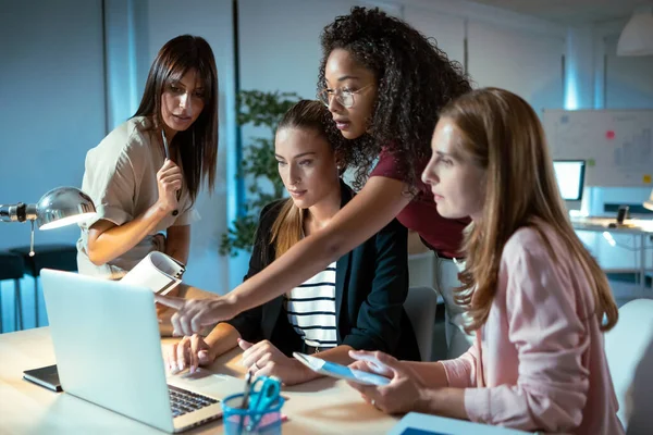 Fotografía Cuatro Empresarias Inteligentes Hablando Revisando Último Trabajo Realizado Computadora — Foto de Stock