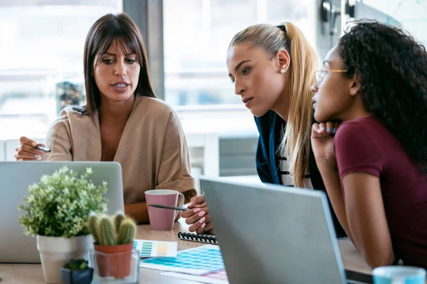 Fotografía Tres Empresarias Modernas Hablando Revisando Último Trabajo Realizado Computadora — Foto de Stock