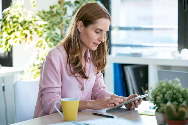Shot Confident Mature Business Woman Working Her Digital Tablet Office — Stock fotografie