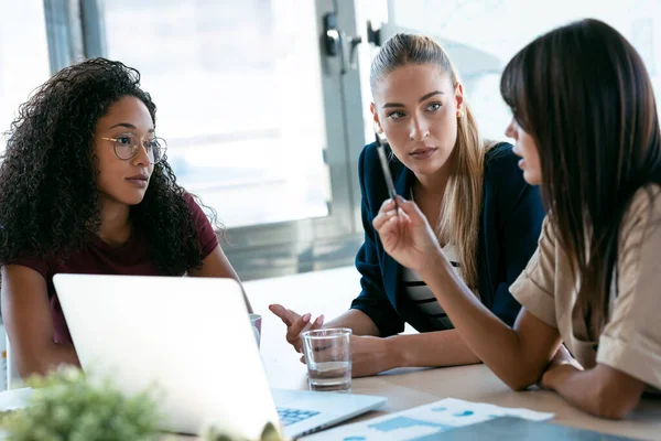 Fotografía Tres Empresarias Modernas Hablando Revisando Último Trabajo Realizado Computadora — Foto de Stock