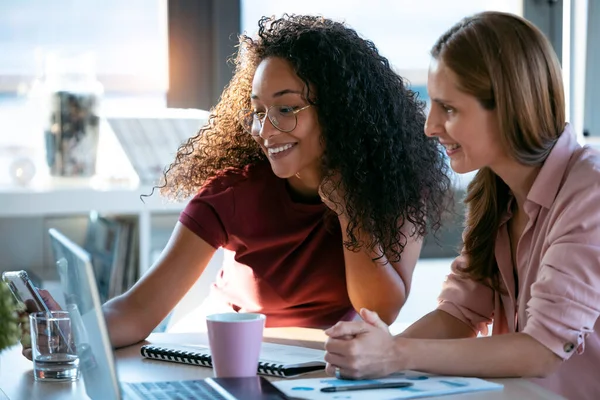 Fotografía Dos Hermosas Mujeres Negocios Que Trabajan Junto Con Ordenador —  Fotos de Stock