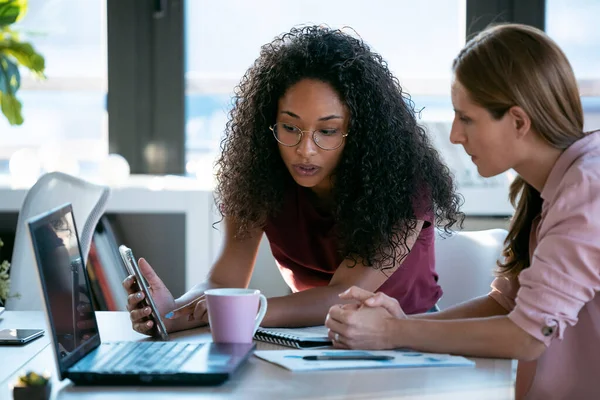 Girato Due Belle Donne Affari Che Lavorano Insieme Con Computer — Foto Stock