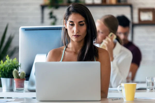 Tiro Mulher Negócios Jovem Atraente Que Trabalha Com Computador Escritório — Fotografia de Stock