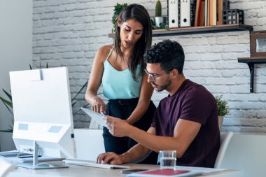 Başarılı bir iş ekibinin bilgisayarla ve ofiste dijital tabletle birlikte çalışması..