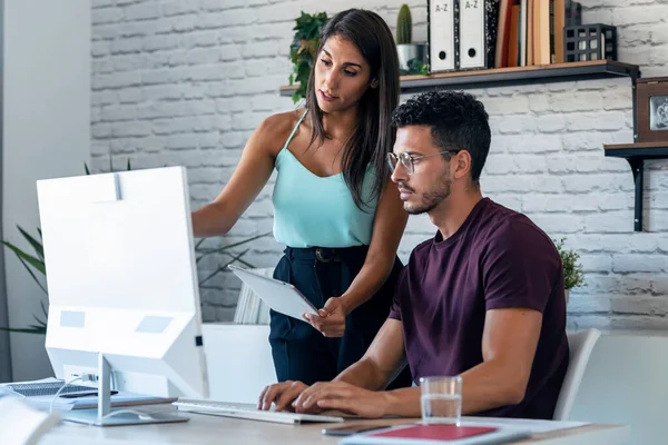 Başarılı bir iş ekibinin bilgisayarla ve ofiste dijital tabletle birlikte çalışması..