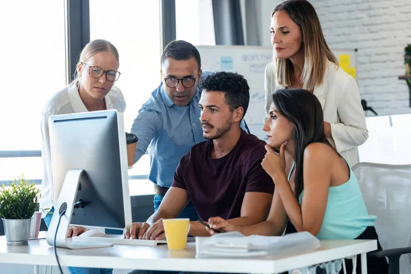 Skott Framgångsrika Affärsteam Står Runt Datorn För Presentation Arbete Coworking — Stockfoto