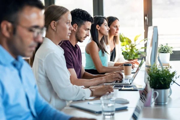 Skott Framgångsrika Koncentrerade Affärsteam Arbetar Tillsammans Med Datorer Coworking Plats — Stockfoto