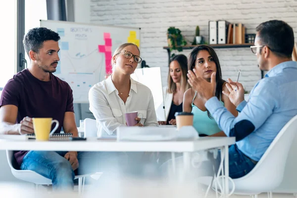 Tiro Gente Negocios Casual Multiedad Trabajando Hablando Ellos Nuevo Proyecto — Foto de Stock