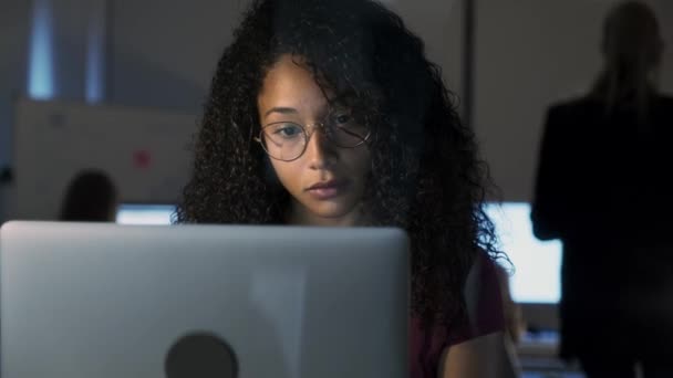 Wideo Pewnym Siebie Afryki Młoda Kobieta Biznesu Pracuje Laptopem Biurku — Wideo stockowe