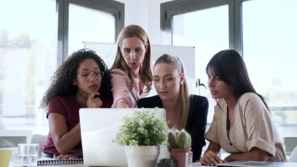 Video Cuatro Hermosas Mujeres Negocios Inteligentes Trabajando Mientras Una Ellas — Vídeos de Stock