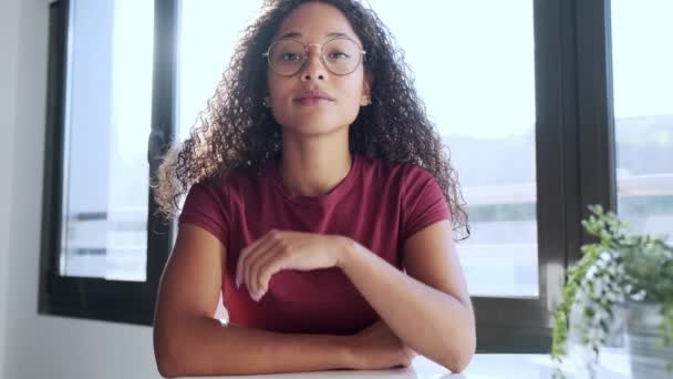 Video Hermosa Mujer Negocios Africana Mirando Hablando Través Webcam Mientras — Vídeo de stock