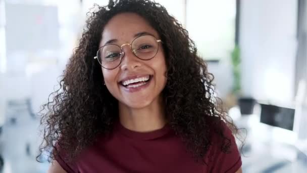 Video Krásné Africké Obchodní Žena Úsměvem Smíchem Při Pohledu Kamery — Stock video