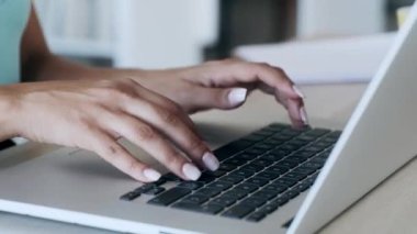 Ofiste dizüstü bilgisayarıyla çalışan zarif genç iş kadınının yakın çekim görüntüleri..