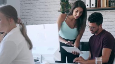 Bilgisayarla çalışan başarılı iş ekibinin videosu ofiste dijital bir tablet.